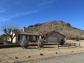 Building Photo - 5005 Camelback Pl