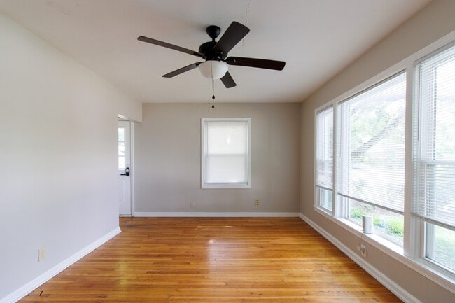 Building Photo - 1142 E 54th St