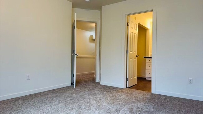 Building Photo - 4 bedroom duplex