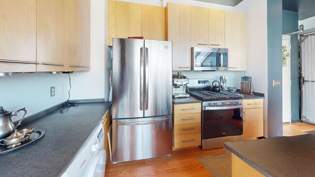 Foto del edificio - Stunning Penthouse Two Bedroom W/Private B...