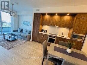 Building Photo - 10 Inn On The Pk Dr