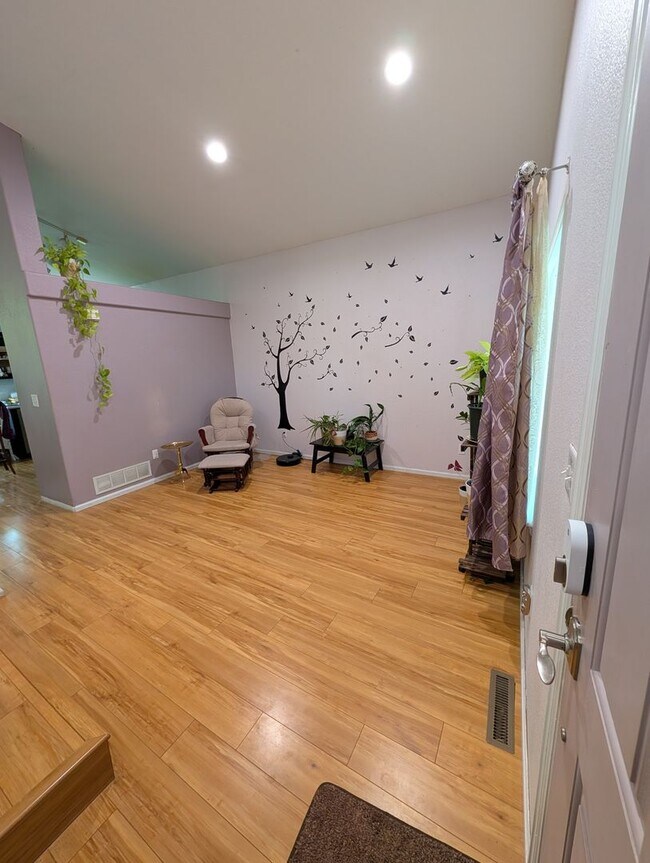 Foto del edificio - Charming Home with Expansive Yard in Prime...