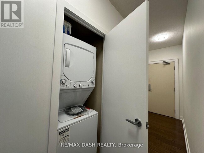 Building Photo - 438 King St W