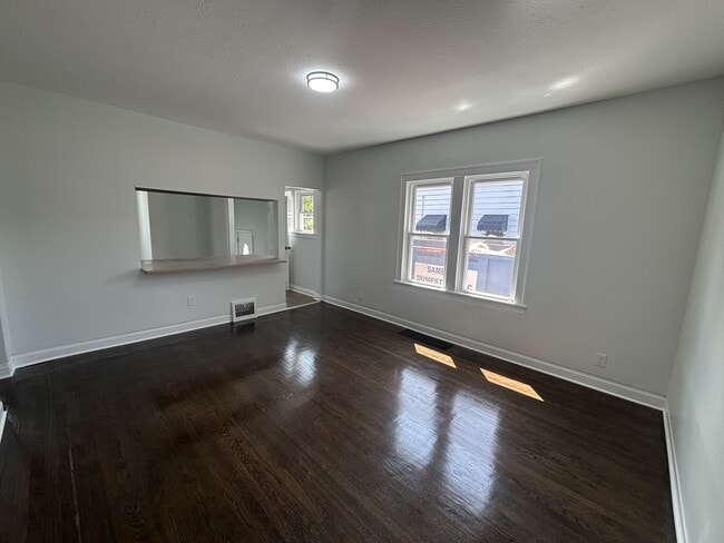 Building Photo - 1717 W Taft St