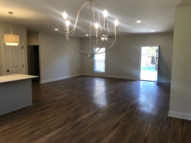 Building Photo - 319 Battlefield Dr