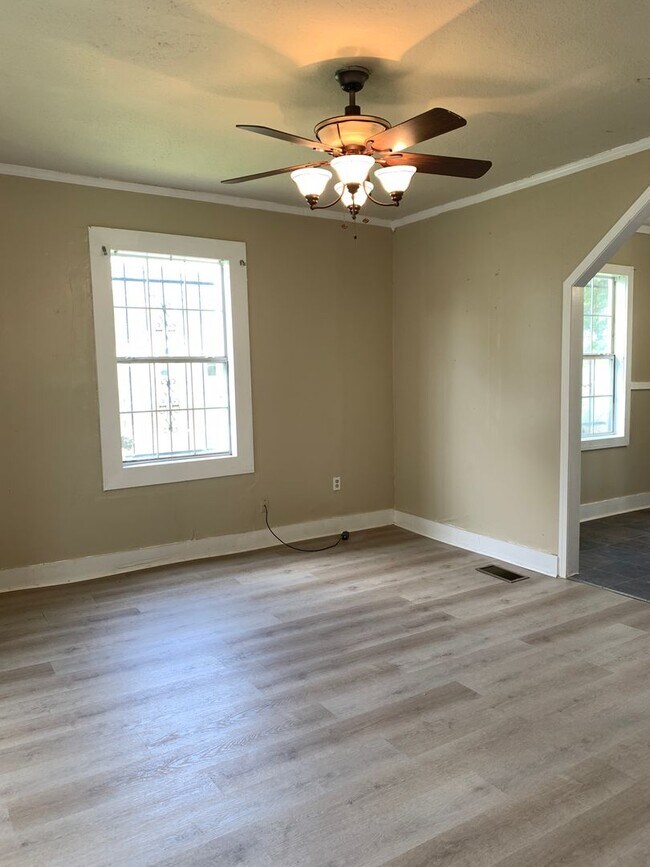 Foto del edificio - 5 Bedroom HUD Friendly *Available Now*!