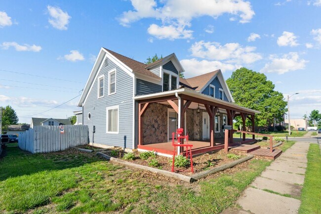 Building Photo - 400 Prairie St