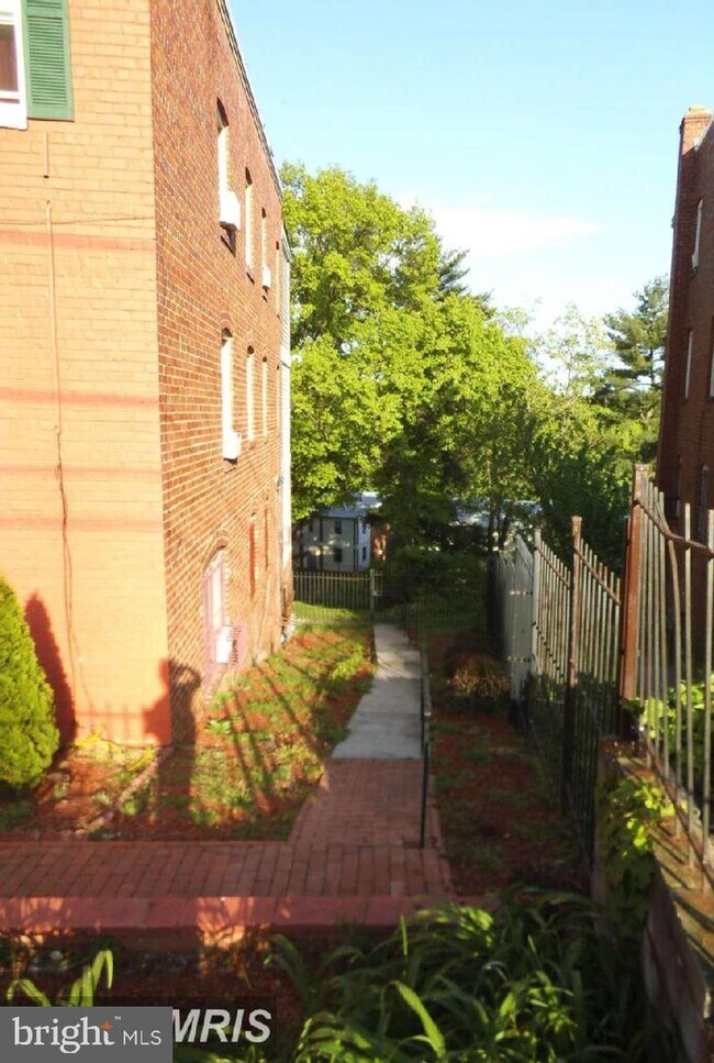 Building Photo - 3146 Buena Vista Terrace SE