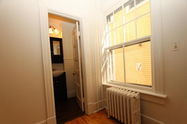 Building Photo - 60 Clarke St #2 (Clarke  Grant)