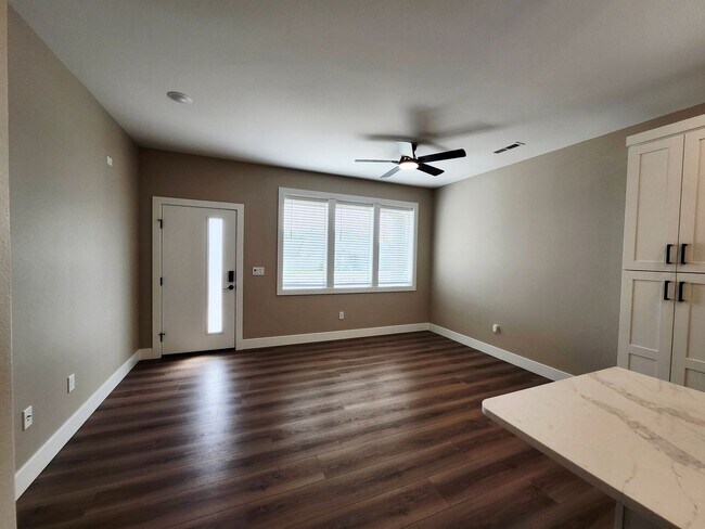 Foto del edificio - 5305 W Jay St