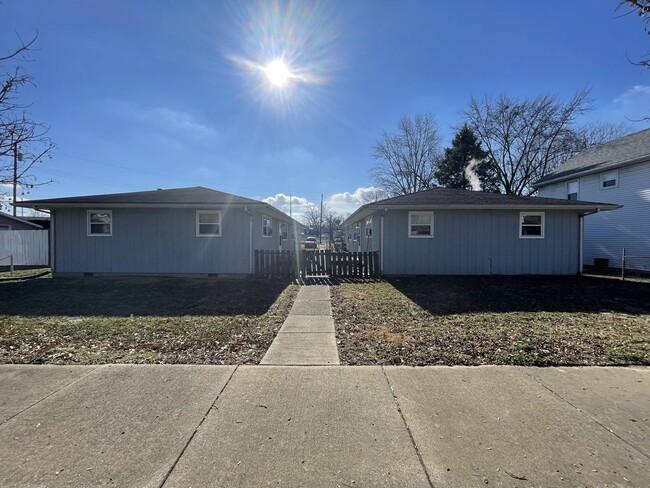 Building Photo - Charming Duplex in Middletown!