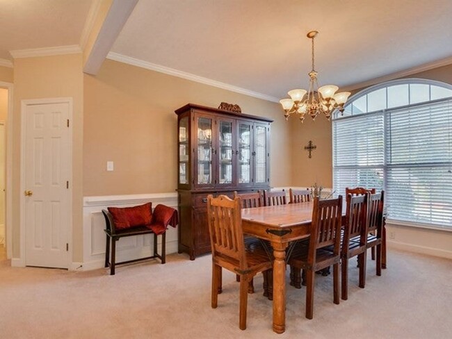 Building Photo - Private 5 bedroom 3.5 bathroom oasis with ...