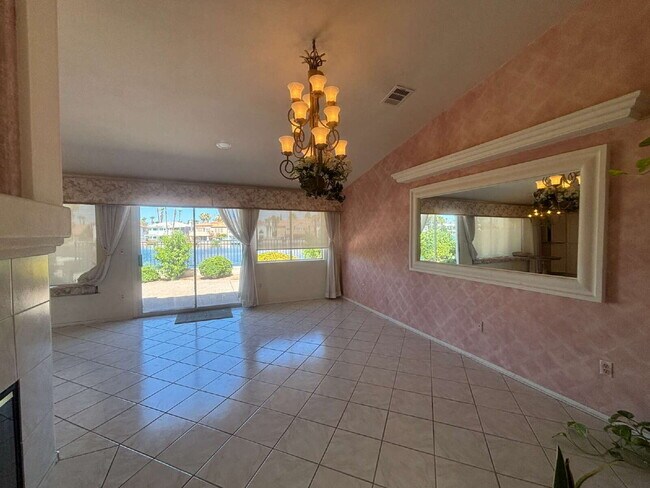 Foto del edificio - 3 Bed 2 1/2 Bath Water Front Home in Desert Shores