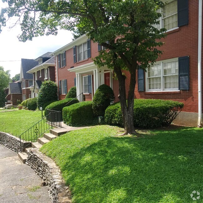 Building Photo - 2125 Village Dr