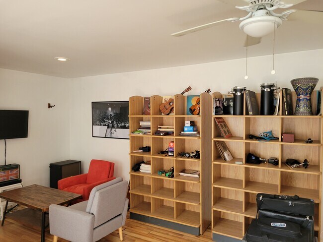 Foto del edificio - 5725 Burnet Ave