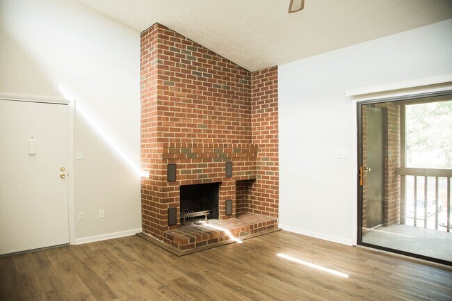 Building Photo - Top Floor One Bedroom in Turtle Creek | Po...