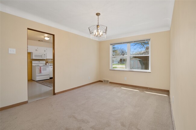 Building Photo - 17 Valley Dr