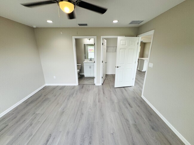 Building Photo - 6584 SE 108th Ln