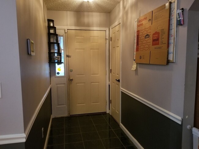 Building Photo - 3/2 with fenced yard!!