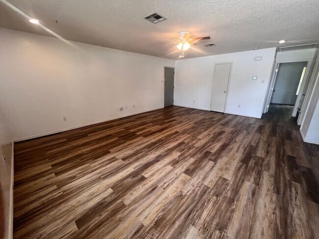 Foto del edificio - CBS 3805 Utica Ave