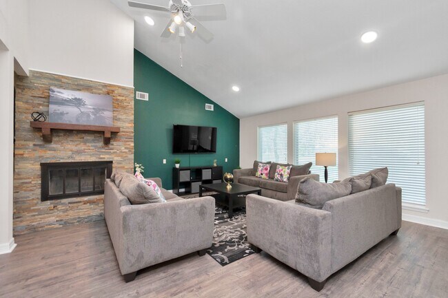 Foto del edificio - 902 Golden Bear Ln