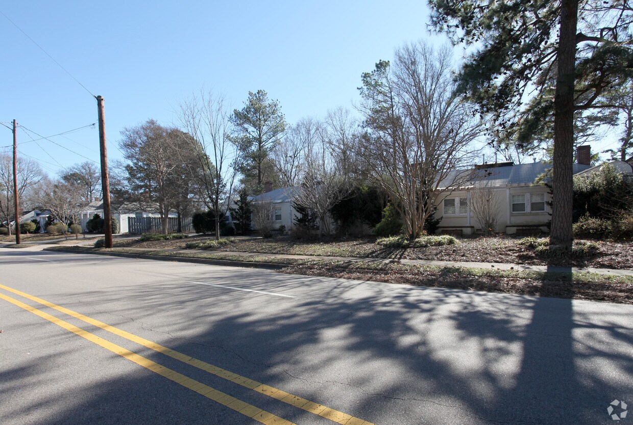 Foto del edificio - 602-616 E Whitaker Mill Rd