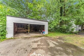 Building Photo - 915 Helmsdale Rd