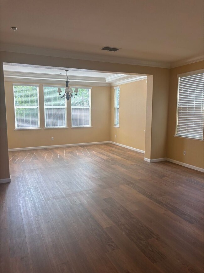 Foto del edificio - Stunning 5-Bedroom, 4-Bath Home in Prime B...