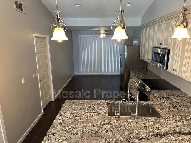 Building Photo - 411 N Leoma Ln