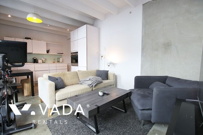 Building Photo - The Flats Loft For Rent 303-219 Georgia St...