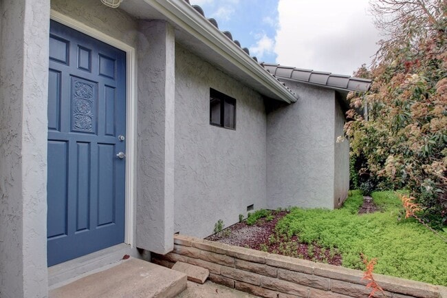 Foto del edificio - 915-915 1/2  Valley Drive