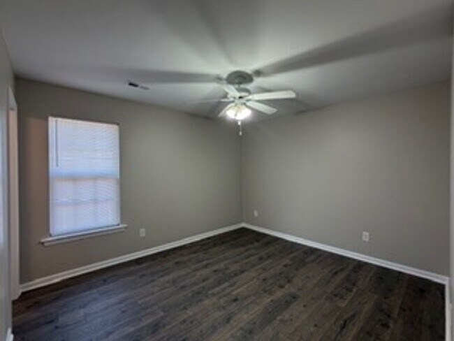 Building Photo - Like New Burlington 3 Bedroom, 2 bath w/garage - Won't Last!