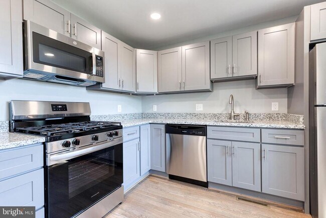 Building Photo - 633 Lucia Ave