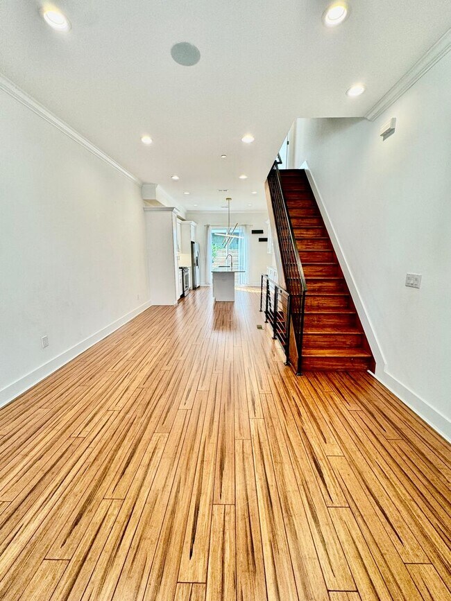 Building Photo - Grays Ferry 4 Bedroom