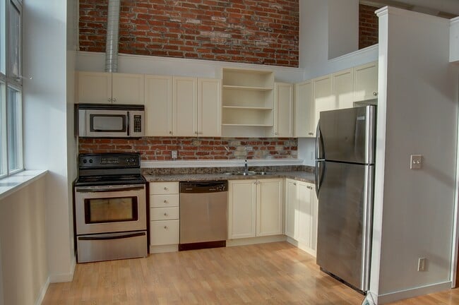 Photo du bâtiment - 404 King St W