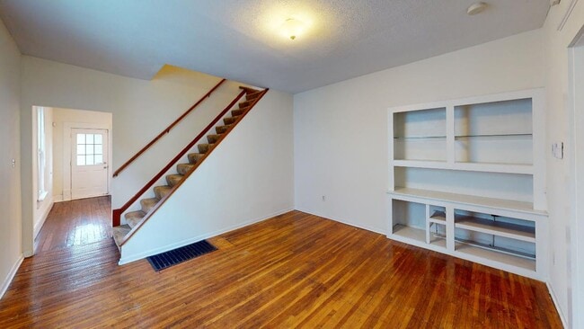 Foto del edificio - SHOWING NOW - For August 2026!  Inquire to...