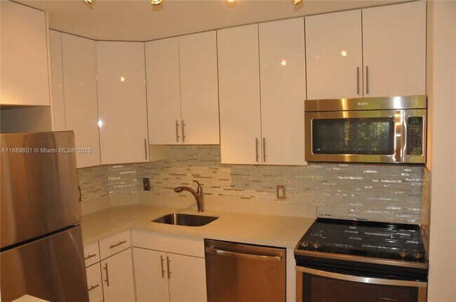Foto del edificio - 10765 Cleary Blvd