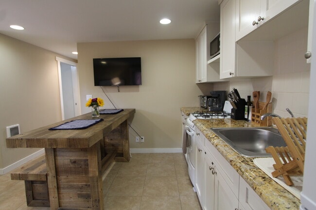 Building Photo - 806 Bayview Dr