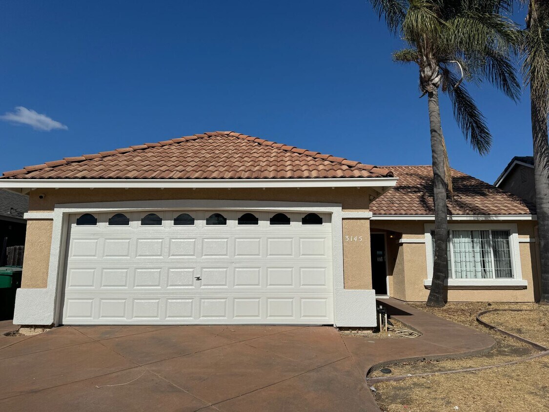 Primary Photo - Three Bed, Two Bath Home Close to Hwy 99