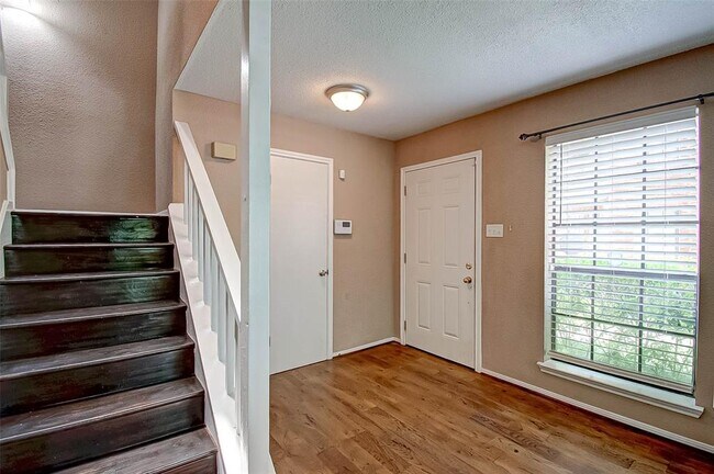 Foto del edificio - 2211 S Kirkwood Rd