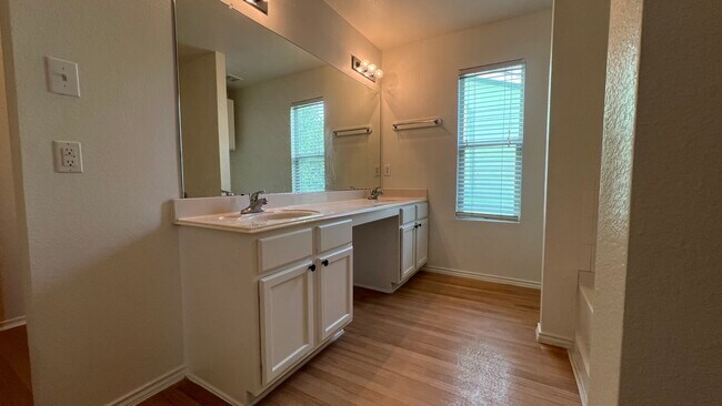 Foto del edificio - 7807 Galleon Field Ln