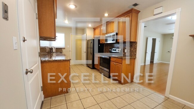 Building Photo - 3/2 House with HWF, Granite Kitchen, Enclo...
