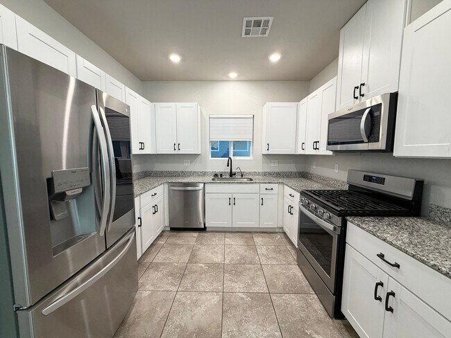 Building Photo - Modern 4/BD 3/BA Gem in Prime Community with Fresh Updates