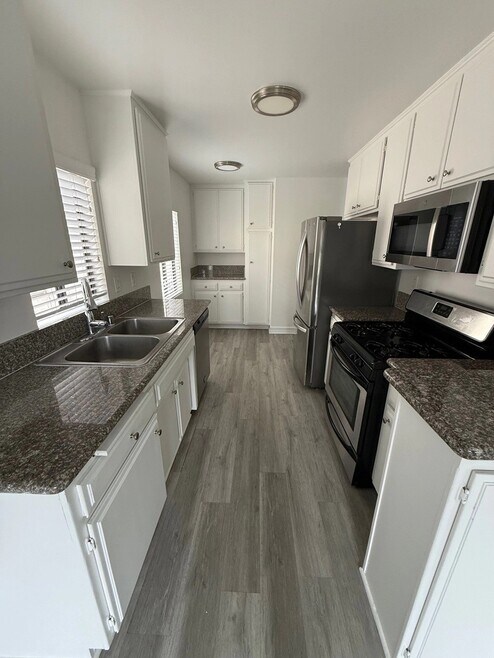 Building Photo - 408 N Venice Blvd