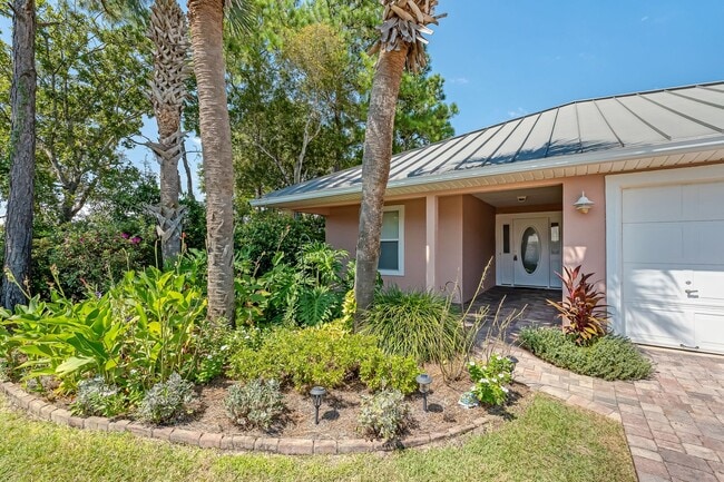 Building Photo - Beautiful 4 Bedroom Beach-Style Cottage!