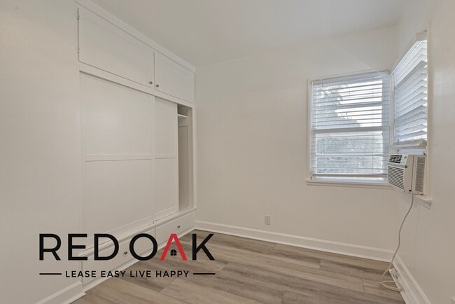 Building Photo - Bright and Welcoming One Bedroom Featuring...
