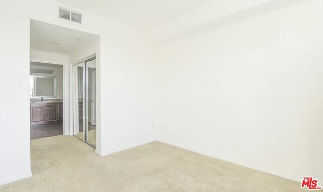 Building Photo - 11925 Kling St
