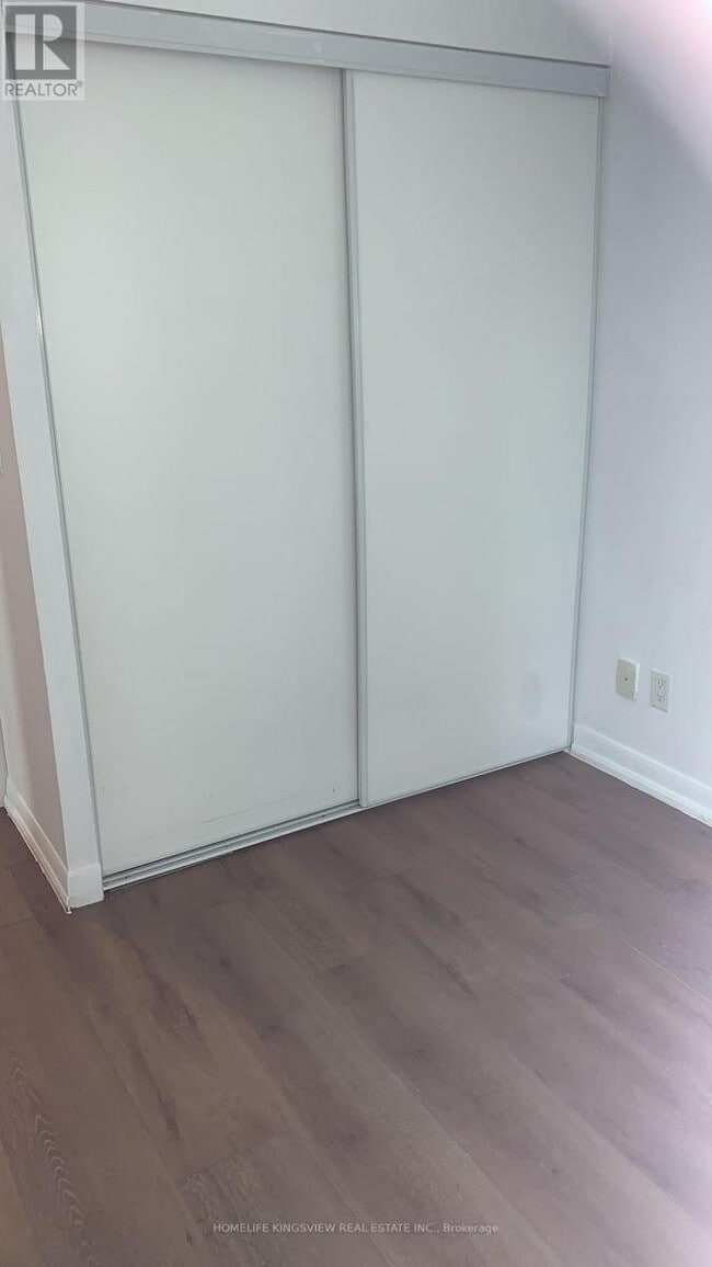 Photo du bâtiment - 215 Sherway Gardens Rd