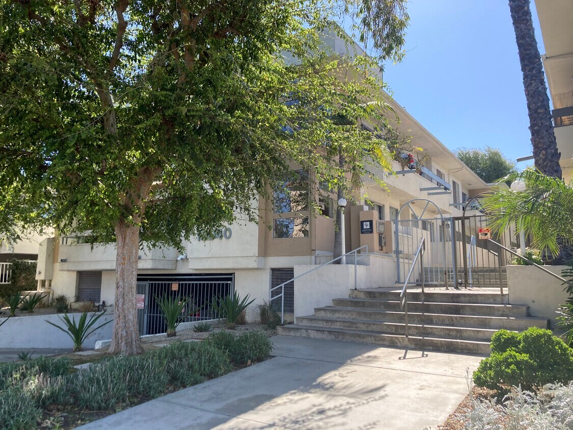 Foto principal - 13040 Moorpark St