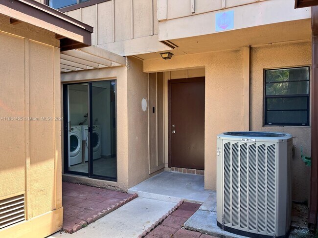 Building Photo - 9904 Royal Palm Blvd